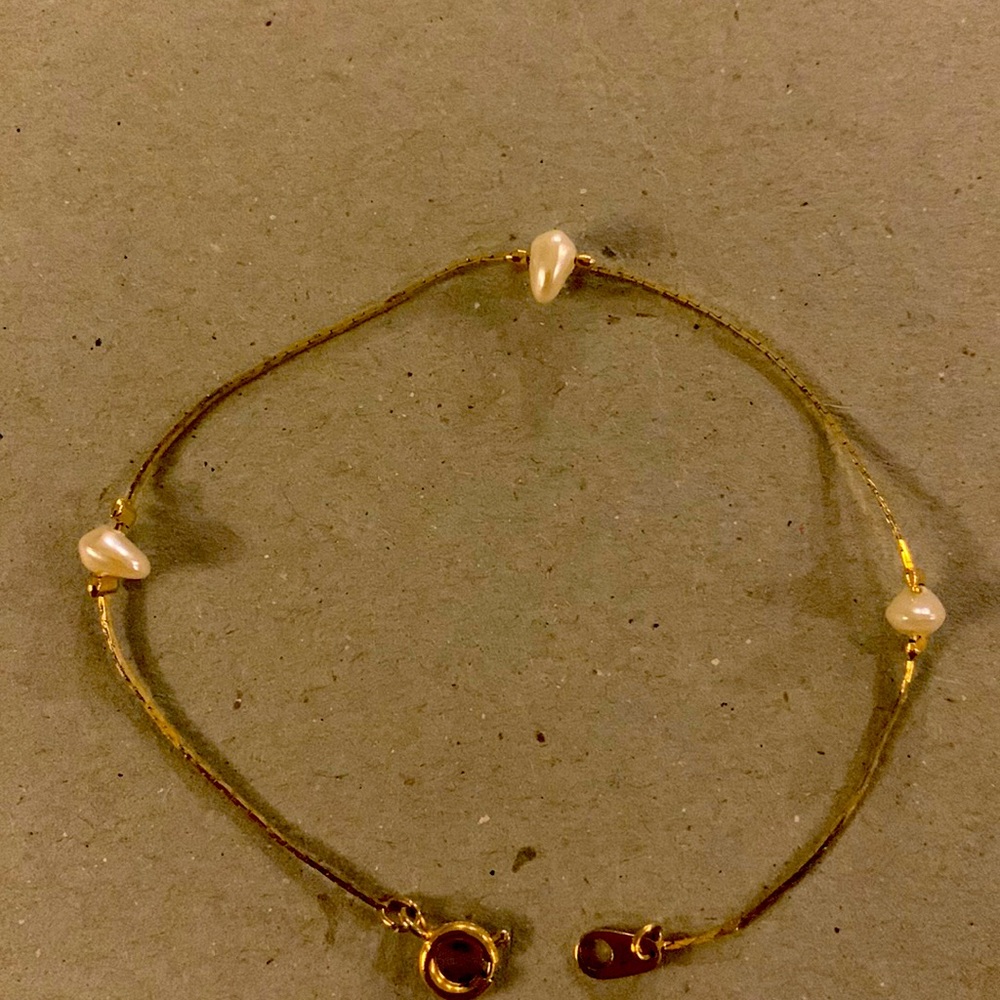 EUC gold tone bracelet with petite teardrop pearls